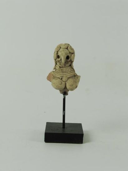 MEHRGARH (3000 av. J.C.) Buste d'idole féminine à bec d'oiseau en terre cuite. H:...