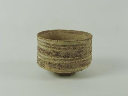 MEHRGARH (3000 av. J.C.) Bol en terre cuite à décor peint en brun. H: 7.5 cm D:5...