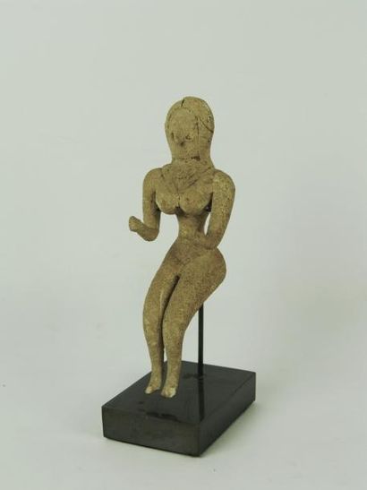 MEHRGARH (3000 av. J.C.) Idole féminine assise, les bras en avant. Elle porte un...