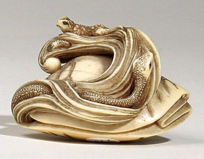 JAPON - Epoque EDO (1603 - 1868) Netsuke en ivoire, serpent et grenouille sortant...