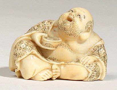 JAPON - Epoque MEIJI (1868 - 1912) Netsuke en ivoire, Hotei assis buvant du saké....
