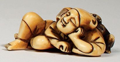 JAPON - Epoque EDO (1603 - 1868) Netsuke en ivoire à patine jaune, Sarumawashi allongé...