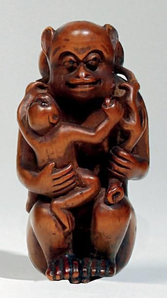 JAPON - Fin Époque EDO (1603 - 1868) Netsuke en bois, singe assis tenant une branche...