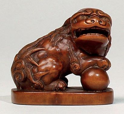 JAPON - Epoque EDO (1603 - 1868) Netsuke en buis, chimère assise sur une base ovale,...