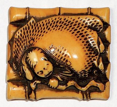 JAPON - Epoque EDO (1603 - 1868) Netsuke en ivoire à patine jaune, pêcheur couché...