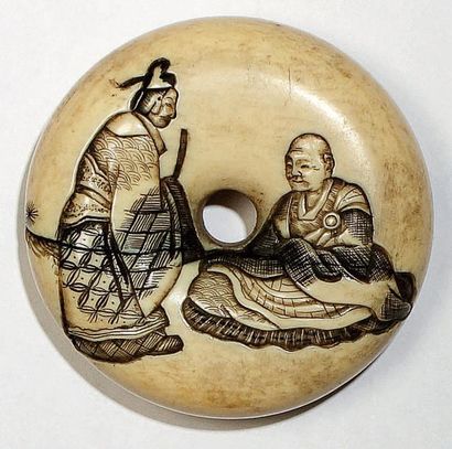 JAPON - Epoque MEIJI (1868 - 1912) Manju en ivoire, à décor de personnage debout...