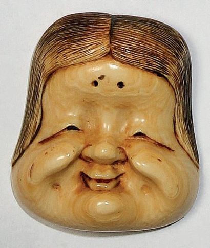 JAPON - Epoque MEIJI (1868 - 1912) Netsuke en ivoire, petit modèle de masque d'okame....