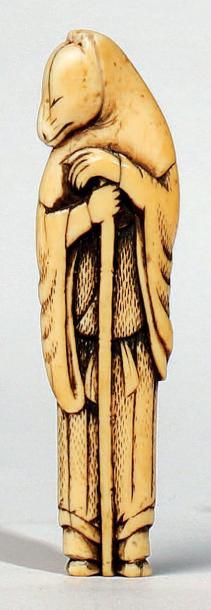 JAPON - Epoque EDO (1603 - 1868) Netsuke en ivoire, renard habillé en femme. Non...