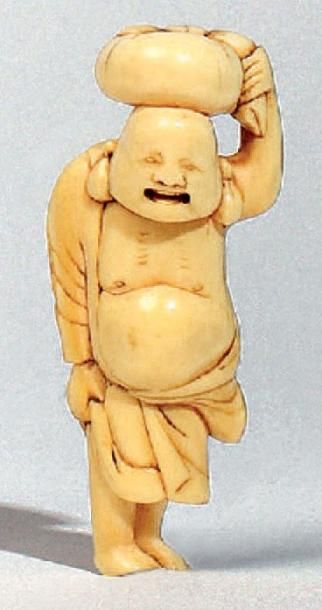 Époque EDO (1603 - 1868) Netsuke en ivoire à patine jaune, Hotei debout portant son...