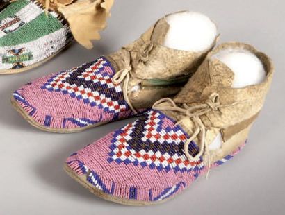 null Mocassins perlés Blackfoot. Alberta, Canada - ca. 1885 Belle paire de mocassins...