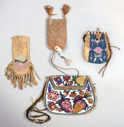 null Lots de quatre sacs perlés. 16a. Cree ou Blackfoot - Alberta, Canada - ca. 1885...