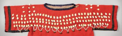 null Robe Blood en flanelle rouge, ornée de cauris. Alberta, Canada - ca. 1890-95...