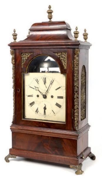 null Horloge dite Bracket clock en forme d'architecture coiffée d'un dôme et de pots...