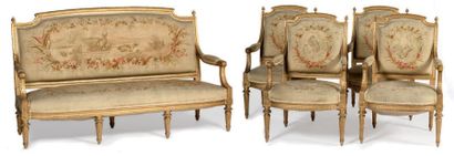 null Mobilier de salon en bois sculpté et doré comprenant quatre fauteuils à la reine...