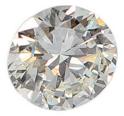 null Bague solitaire en platine orné d'un diamant brillanté bordé de deux diamants...