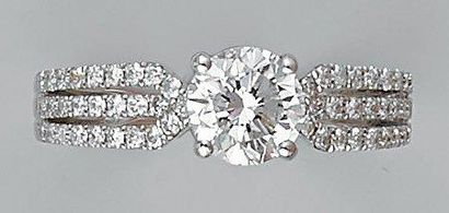 null Bague diamant brillanté (certificat HRD - 1,02ct - F/VVS1) et diamants, en ...