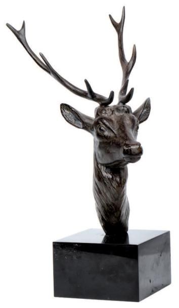 Dans le goût de Janine Janet « Tête de cerf ». Sculpture en bronze à patine vert-gris,...