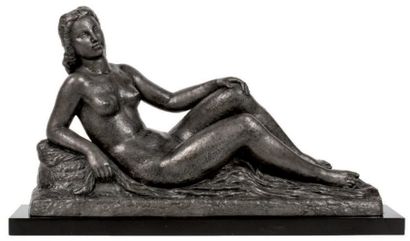 GIBERT Lucien (1904-1988) « Nu féminin allongé ». Sculpture en étain, signée. Socle...