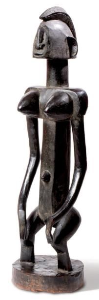 Dogon (Mali) Rare et ancienne statuette féminine debout sur des jambes fléchies,...