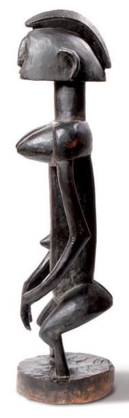 Dogon (Mali) Rare et ancienne statuette féminine debout sur des jambes fléchies,...