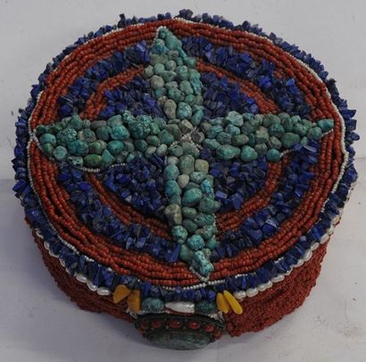 null Coiffe – Région Tibet – Chine – Diam. : 17 cm – H. : 8 cm
Tissu – perles – turquoises...