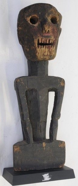 null Statue de facture grossière – H. : 55 cm 
Bois – traces de peinture 


