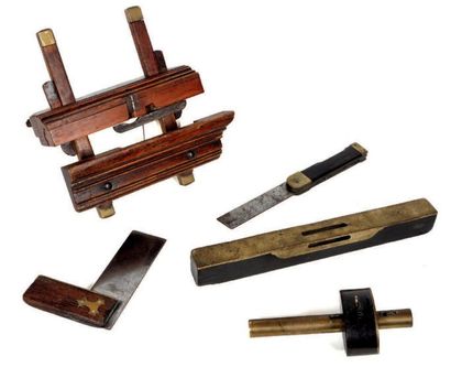 Ensemble de cinq outils de charpentier, rabot,...