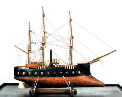 null Bateau de guerre mixte de vingt canons à éperon style du Second Empire en bois...