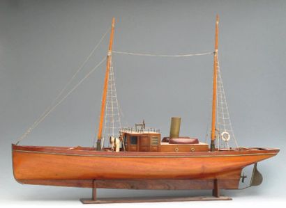 null Belle maquette de yacht mixte en acajou creusé, deux mâts, hélice et cheminée...