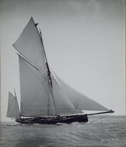 BEKEN Photographie ancienne «Le yacht LATONA» Tirage d'époque signé. 30 x 26 cm....