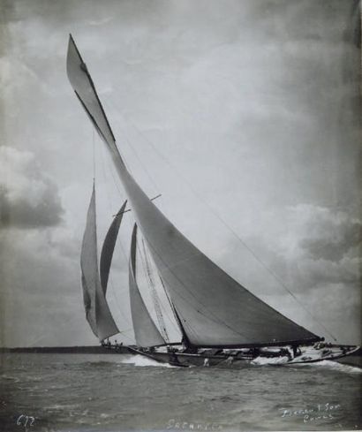 BEKEN Photographie ancienne «Le yacht SATANITA» Tirage ancien, signé en bas à droite....
