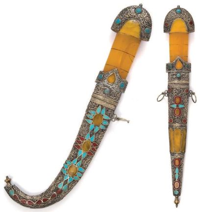 null Deux armes d'apparat Maroc, XXe siècle A. Koumia Longueur: 57 cm B. Jambiya...