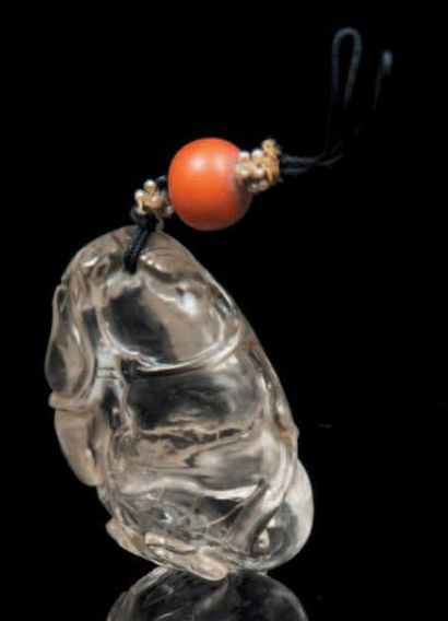CHINE - XIXe siècle Pendentif en cristal de roche en forme de jujube dans son feuillage....
