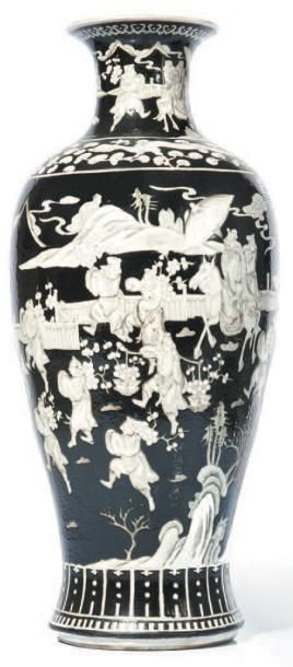 CHINE - XIXe siècle Grand vase de forme balustre en porcelaine emaillee blanc sur...