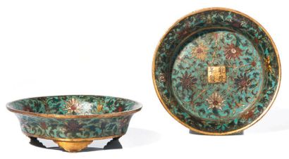 CHINE - XVIIe siècle Paire de coupes tripodes en bronze dore et emaux cloisonnes...