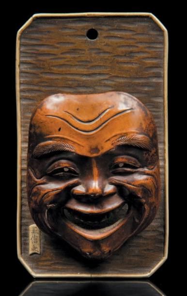 JAPON - Epoque MEIJI (1868 - 1912) Petit masque de Kyogen d'homme souriant en metal,...