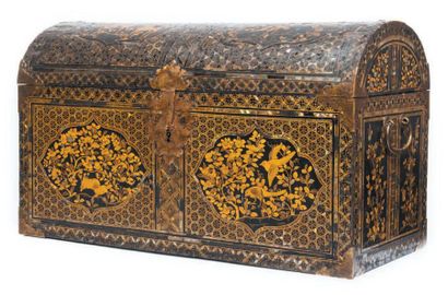 JAPON, Namban - XVIe/XVIIe siècle Coffre a couvercle bombe en laque noir decore en...