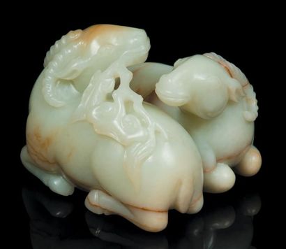 CHINE - XVIIIe siècle Deux boucs allonges accoles l'un a l'autre, sculptes en nephrite...