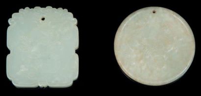 CHINE - Début XXe siècle Deux pendentifs en nephrite celadon, l'un de forme ronde...