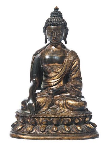 TRAVAIL SINO-TIBETAIN - XVIIIe siècle Statuette de bouddha Sakyamuni en bronze dore,...