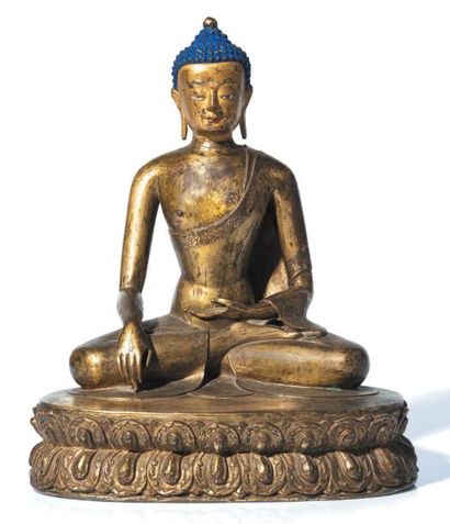 TIBET - XVIe/XVIIe siècle Statuette en bronze dore representant le bouddha Sakyamuni...