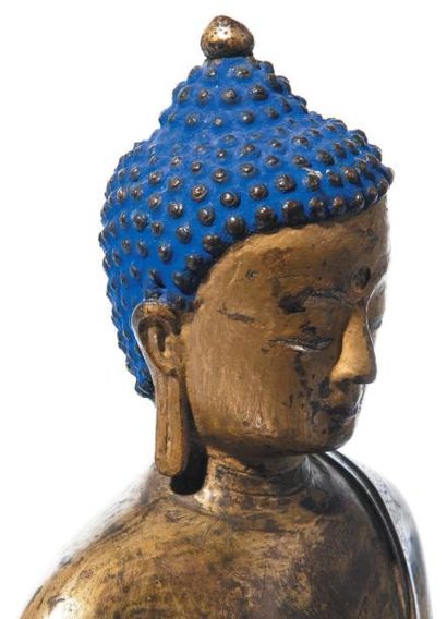 TIBET - XVIe/XVIIe siècle Statuette en bronze dore representant le bouddha Sakyamuni...
