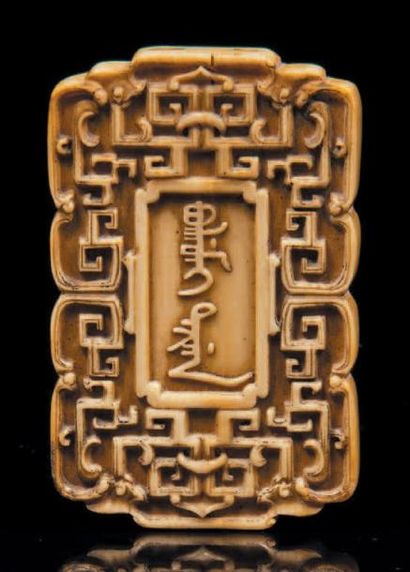 CHINE - XVIIIe siècle Pendentif en ivoire a patine jaune, medaillons d'inscription...
