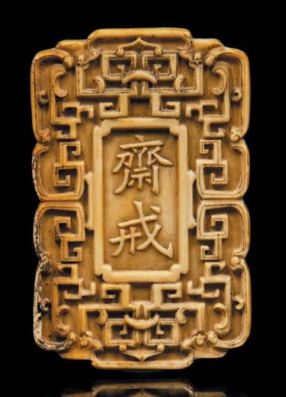 CHINE - XVIIIe siècle Pendentif en ivoire a patine jaune, medaillons d'inscription...