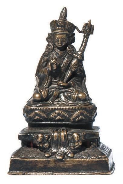 TIBET - XVIIe siècle Statuette de Padmasambhava en bronze a patine doree, assis en...