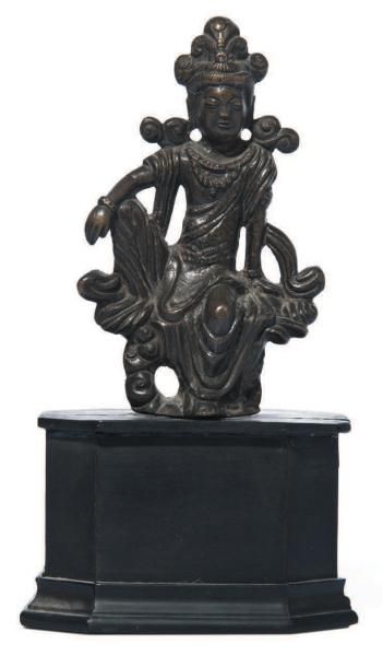 CHINE - Epoque SONG (960 - 1279) Petite statuette de Guanyin assise en rajalilasana...