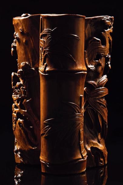 CHINE - XVIIIe siècle Porte-pinceaux en bambou double, sculpte en relief des trois...