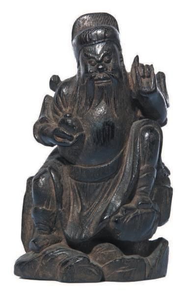 CHINE - XIXe siècle Statuette en bois a patine noire, representant Guandi assis tenant...