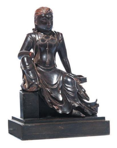 CHINE - Fin époque MING (1368 - 1644) Statuette de Manjusri en bois laque brun rouge,...