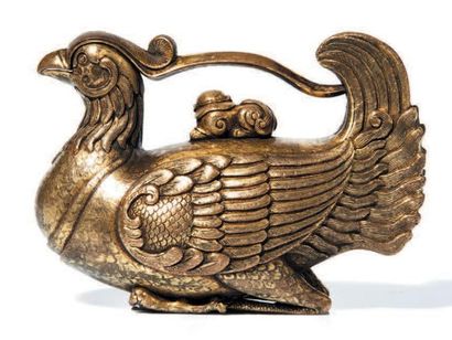 CHINE - XIXe siècle Compte-gouttes en bronze dore en forme de phenix, une chimere...